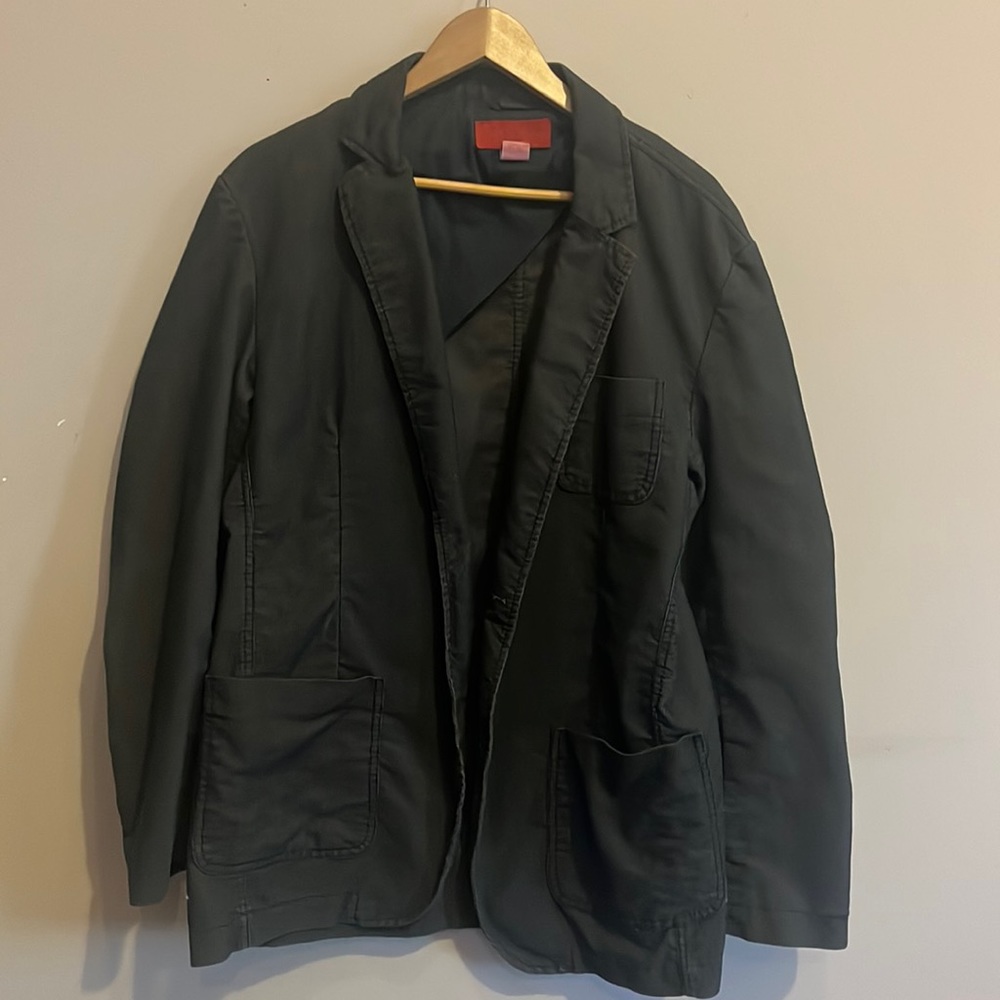 Clean blazer dark blue with very faint tan . Size 44 reg quarter Roy type